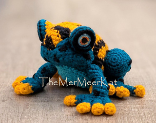 Ravelry: poison dart frog and red eyed tree frog pattern by Carrine Ng