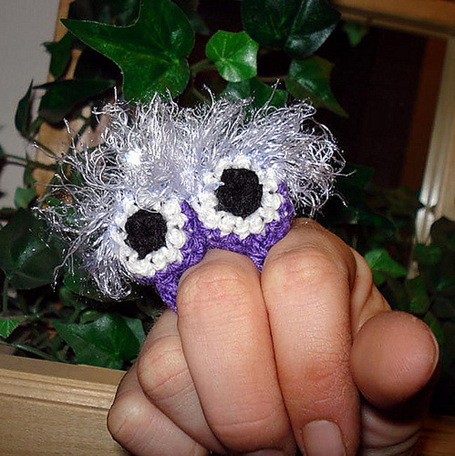 Ravelry Finger Eyes finger puppet pattern by Jenni Love