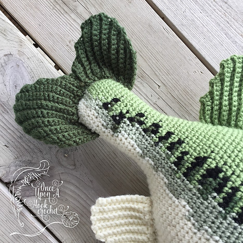 Stor bassfisk pute - Victoria Stewart