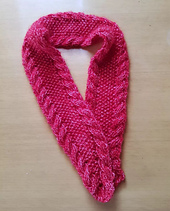 Strikket i en tråd Leonora fra Permin, holdt sammen med en tråd håndfarvet Mulberry silk fra Imelda Muse