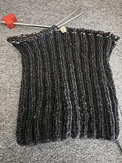 ネックを編み終えて、裏側のシンカーループから目を拾ったところ