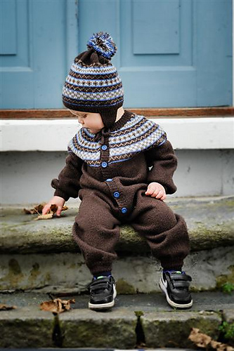 1201-20 Brun barnedress med rundt bærestykke - Sandnes Garn