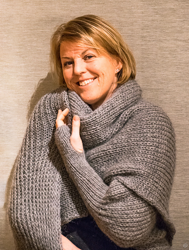 Wrap with sleeves & thumbhole becomes: Sjal med ermer og tommelfingerhull - Ann Linderhjelm