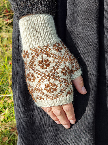 Mae fingerless mittens