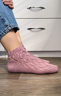 Knitting pattern Ankle Leaves socks 