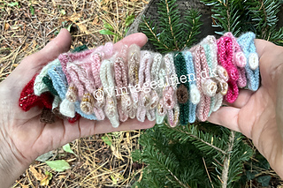 The knitted X-mas trees before the embellishment