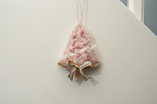 Knitted Xmas tree with small cables