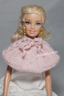 Susie cape with a knotted cable at front