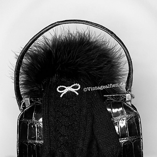 Here in black. The black version of the gloves is just elegant and classic.