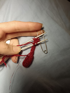 Here you can see how sts 3,4 and 5 are placed on a sts holder and you continue with 4 sts. S sts on each needle.