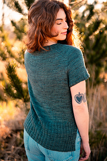 Model wearing size 40" with 4" ease © Wool & Pine © Wool & Pine