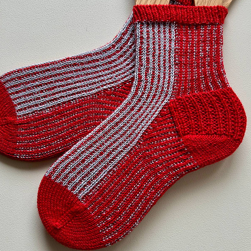 Ravelry: Two Colors Socks pattern by Workshopsheepl