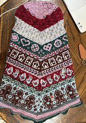 Clue 12 and the cowl is finished!:partying_face::cookie::christmas_tree::heart: