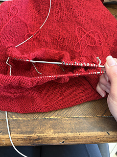 Top inside out, the ‘front’ piece is closest to me; second needle picked up ‘back’ pieces. Use the long tails from tge ‘back’ pieces for seams