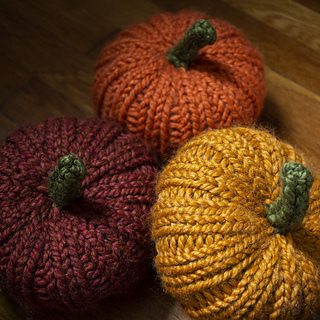 Gourdgeous Knit Pumpkins pattern by Adrienne Sullivan - Ravelry