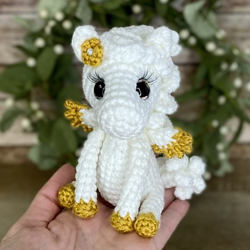 Ravelry Mini Horse Unicorn pattern by Amanda Ray