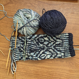 Ready to cast off first mitten.