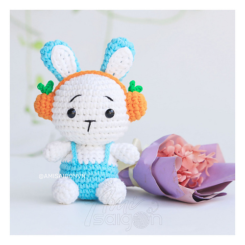 Ravelry: Rabbit with headphones pattern by Vui Vui