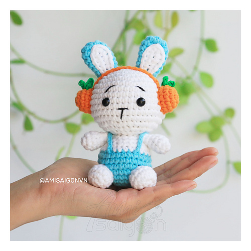 Ravelry: Rabbit with headphones pattern by Vui Vui