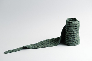 Knitted scarf made of organic yarn.