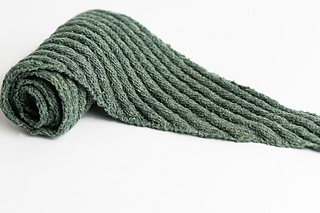 Knitted scarf made of organic yarn.