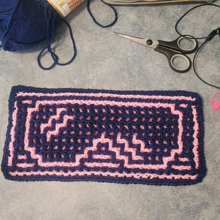 Interlocking sample. Dark blue as main color, pink as contrasting color.