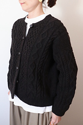 Wearing size S with 25 cm positive ease.
