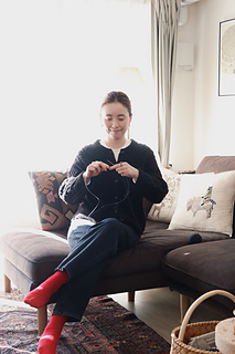 Wearing size S with 25 cm positive ease.