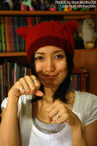 Koselig Lue med Kabelstripe - AZURE KNITS