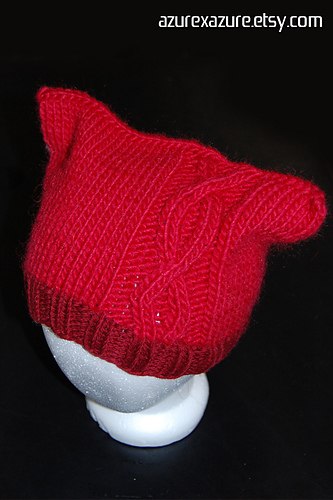 Koselig Lue med Kabelstripe - AZURE KNITS