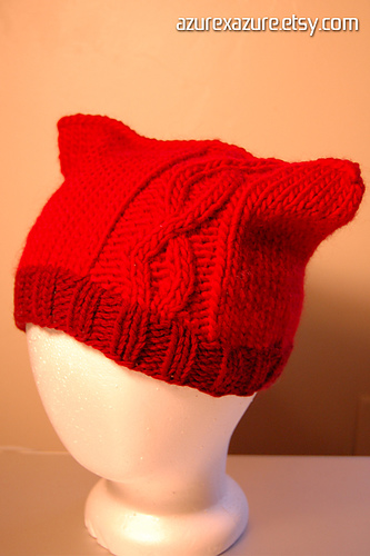 Koselig Lue med Kabelstripe - AZURE KNITS