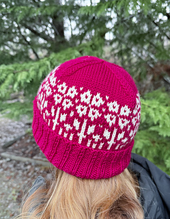 Beginner Colourwork Toque in #360 - Azalea, featuring Chart 2 (Flowers).