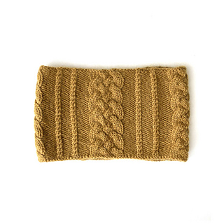 Shown in Gathering Yarn Merino Yak 'Golden' held with De Rerum Natura Bérénice ‘Dore’.