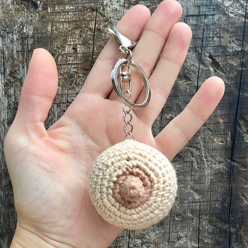 Crochet boob nøkkel-item - Isabela Bessa