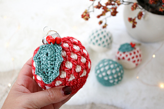Moroccan Holly Bauble Set