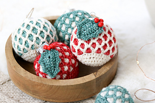 Moroccan Holly Bauble Set