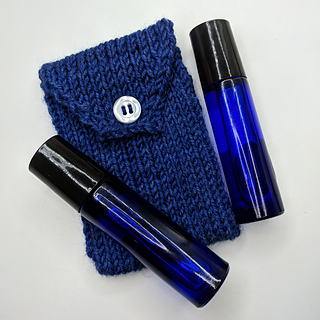 2 pocket pouch knit with The Plucky Knitter Crew in "Fat Fish Blue"