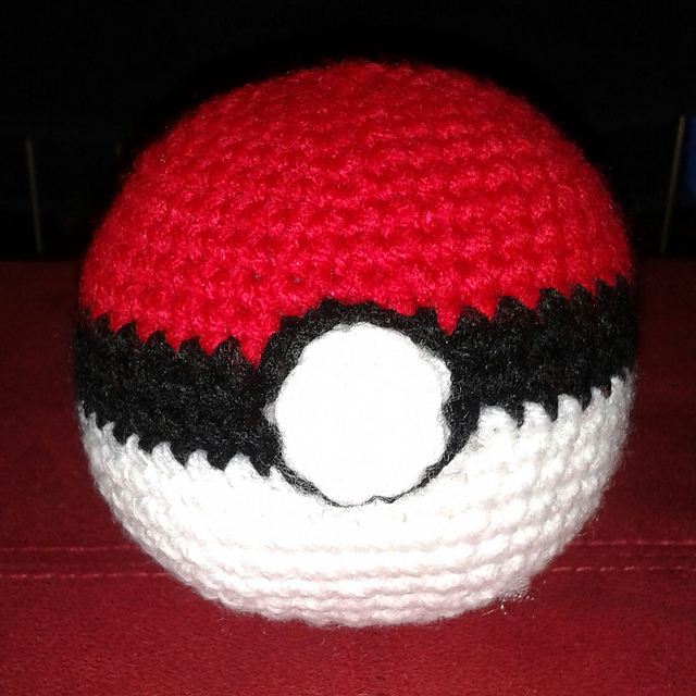 Ravelry Pokémon Pokéball pattern by Alice Riley