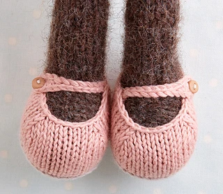 removable shoe with functional buttoned strap
