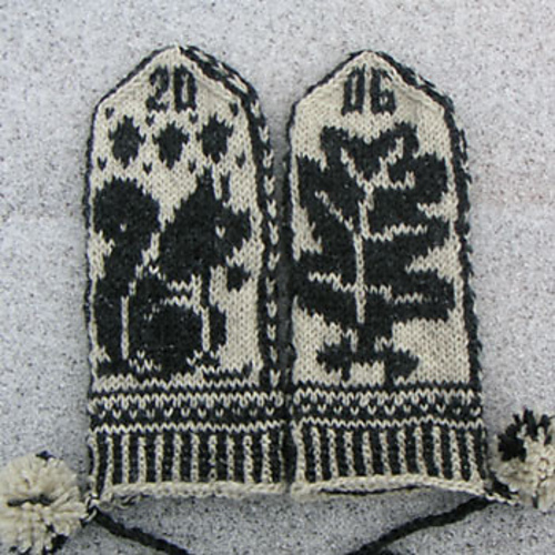 Squirrel and Oak Mittens photo 1