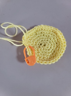 The first attempt at making the head (frogged), it's a pale yellow circle