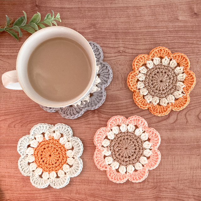 Ravelry Bulky flower coaster pattern by Tomoko Hori