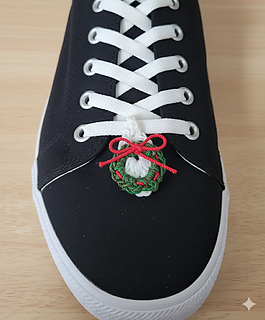 Front single sneaker charm wreath.