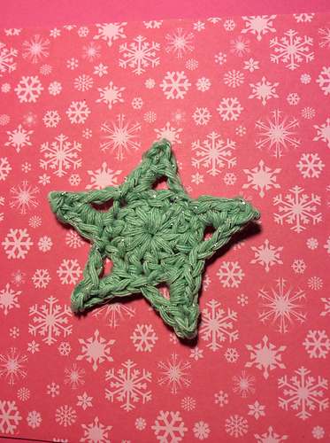 Glittery Crochet Stars in 2 Rounds photo 3