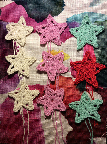 Glittery Crochet Stars in 2 Rounds photo 2