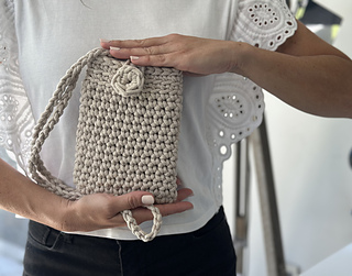 Beginner-friendly crochet phone sling bag.