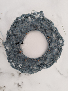 I almost finished the lace when I realized that I missed the second increase so I will have to frog most of this, grr.