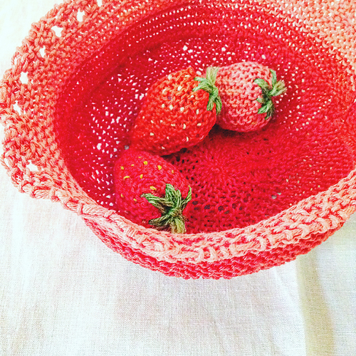 Ravelry knitted bowl pattern by Claire Garland
