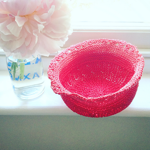 Ravelry knitted bowl pattern by Claire Garland