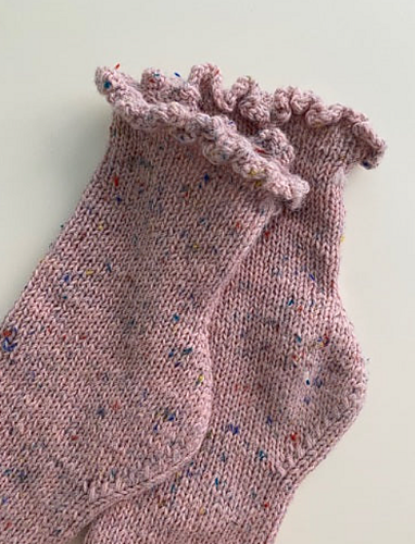 Ravelry: Ultra Easy Ruffle Socks pattern by Easy as knit